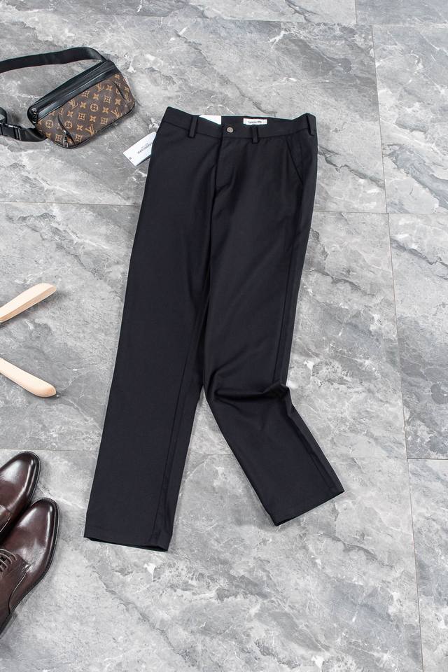 New# 汤姆布朗 Thom Browne24Ss春夏轻奢时尚定制休闲西裤 简洁干练的风格 精致卓越的品质男装 每款的设计点跟舒适度都能做到平衡 刚刚上线的这款